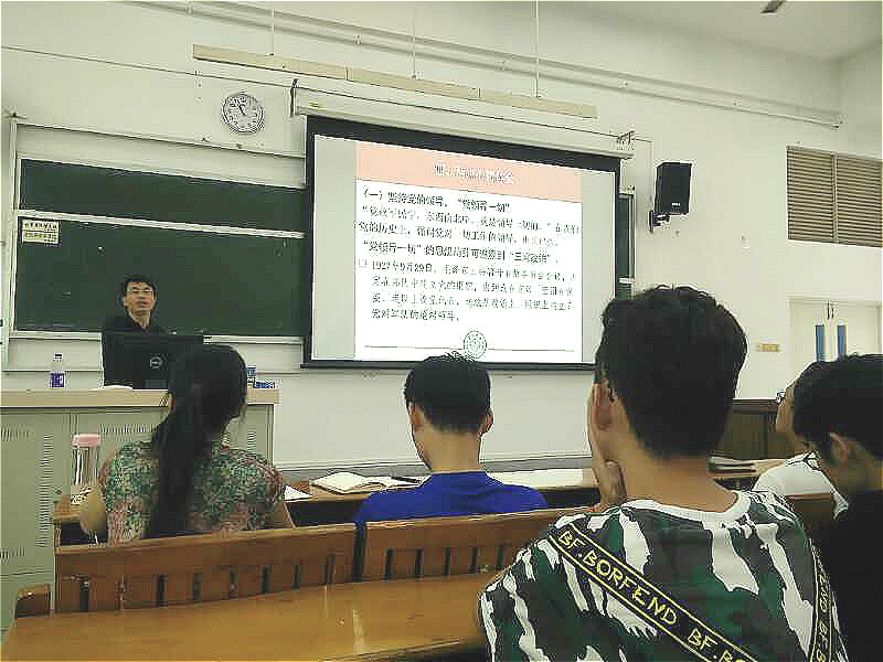 图 1   童建军副教授讲述国外媒体对于该报道的分析