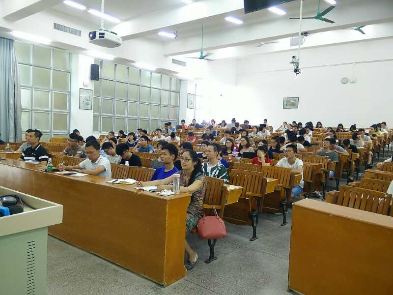 图 2   参与讲座的党员、预备党员、积极分子认真聆听讲座