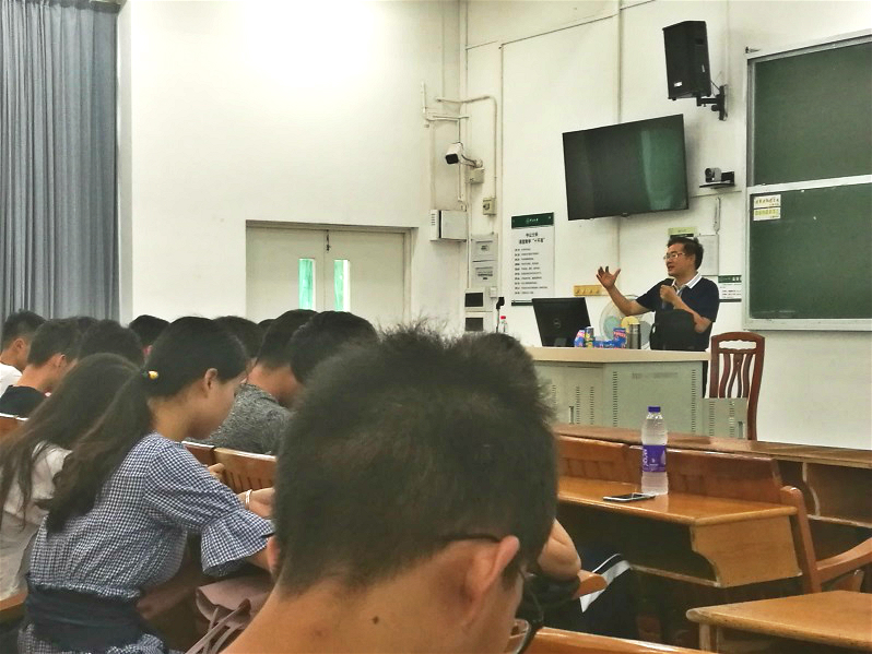 图1 谭教授讲述中美关系