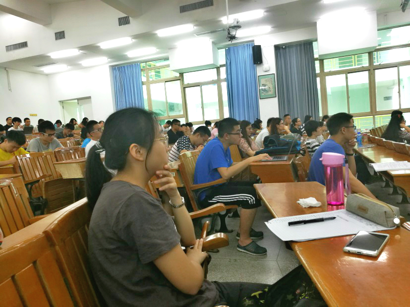 图2  参与讲座的党员、预备党员、积极分子认真聆听讲座