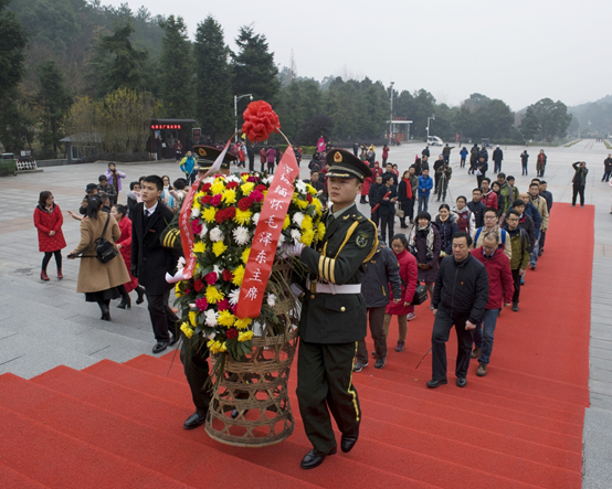 学员们向毛主席铜像进献花圈