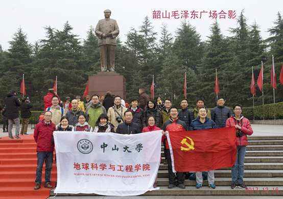 学员们在毛主席铜像前合影