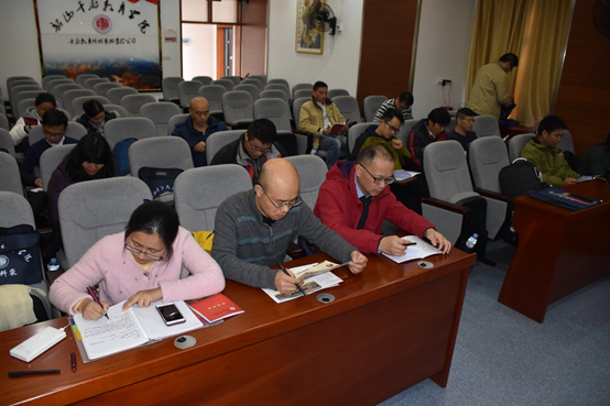 学员们认真听课