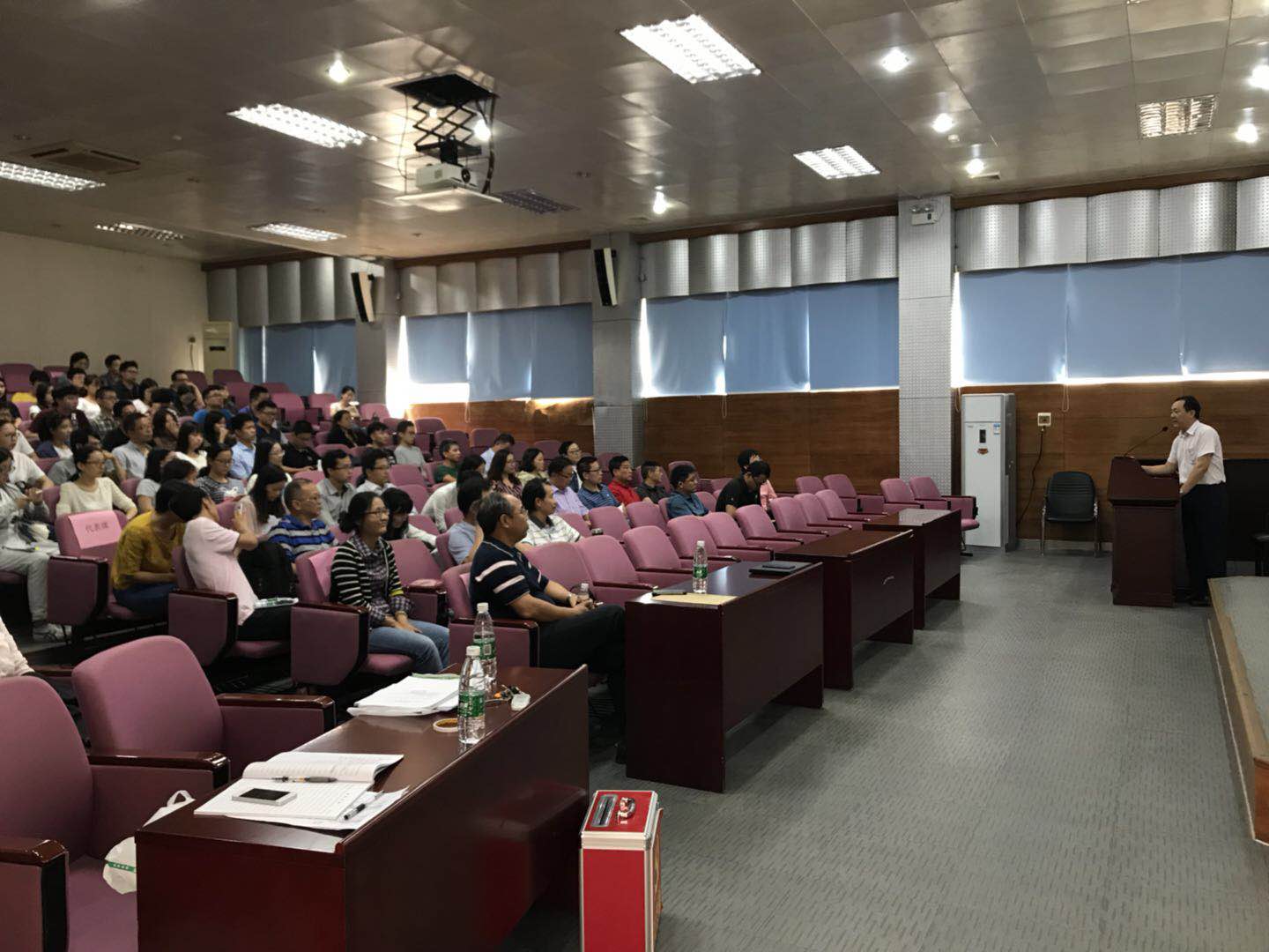 地科院召开党员大会 集中学习19大报告精神