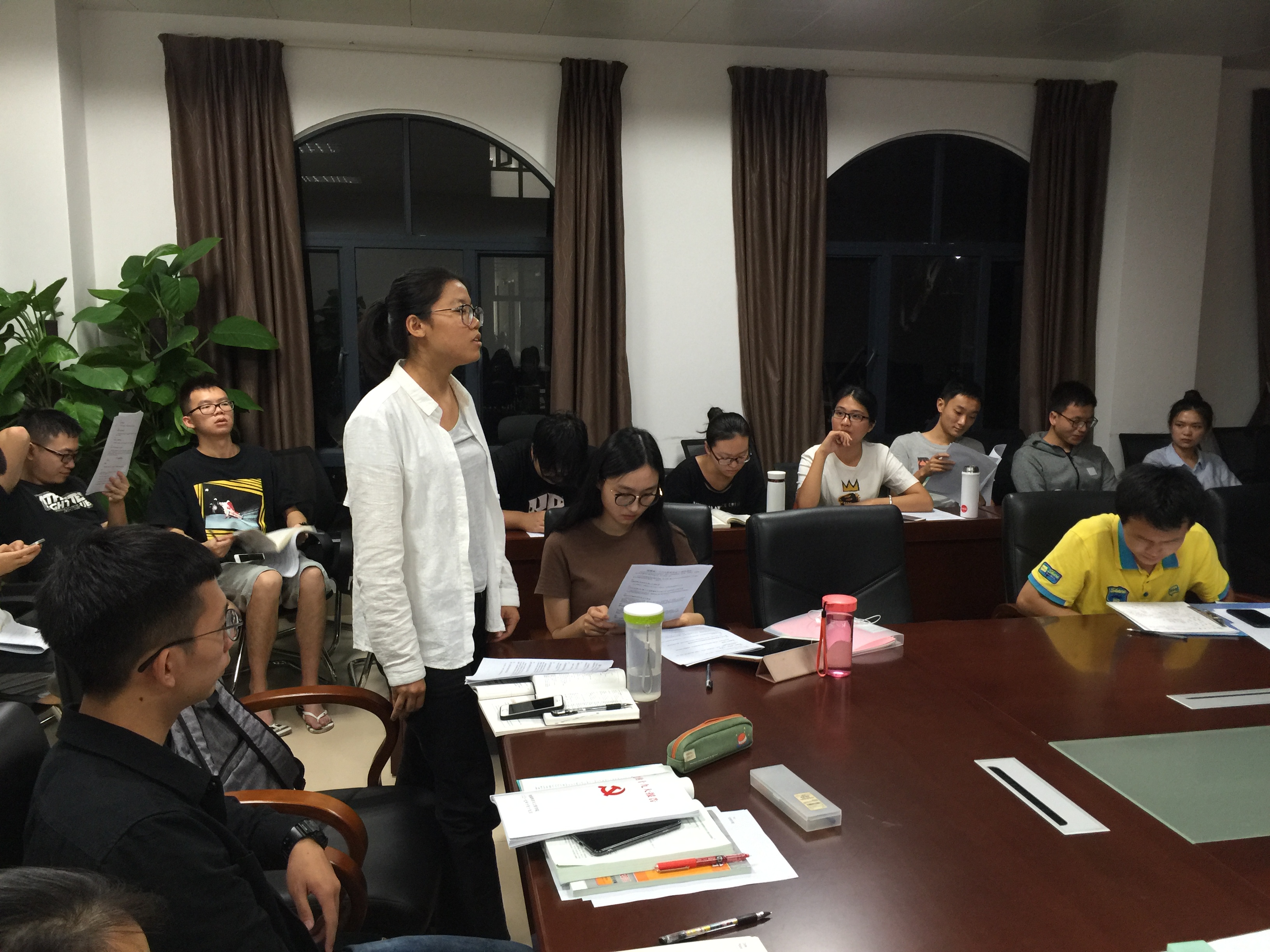 地科院2014级地质班、地信班集中观看并热议十九大开幕式