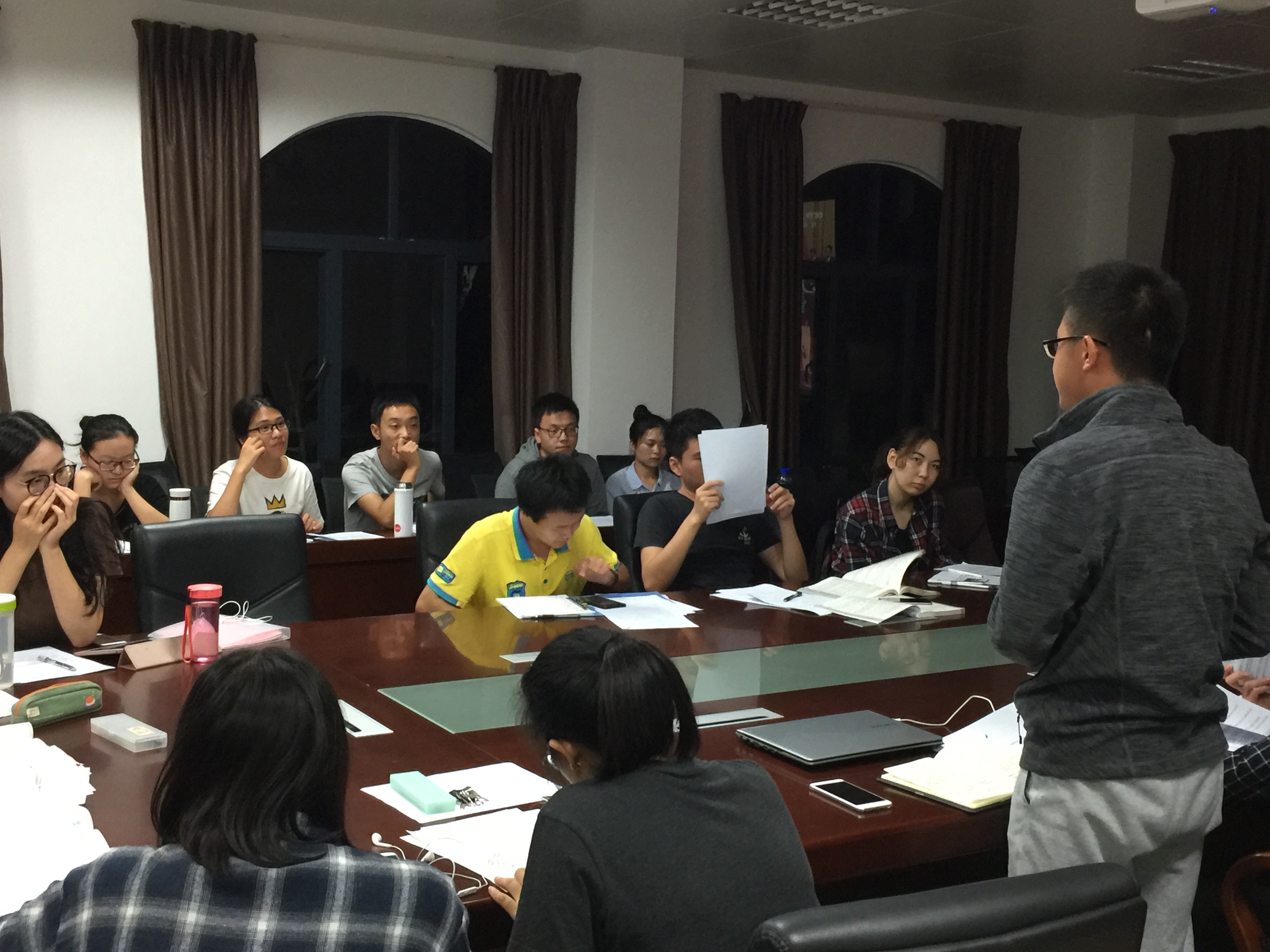 地科院2014级地质班、地信班集中观看并热议十九大开幕式