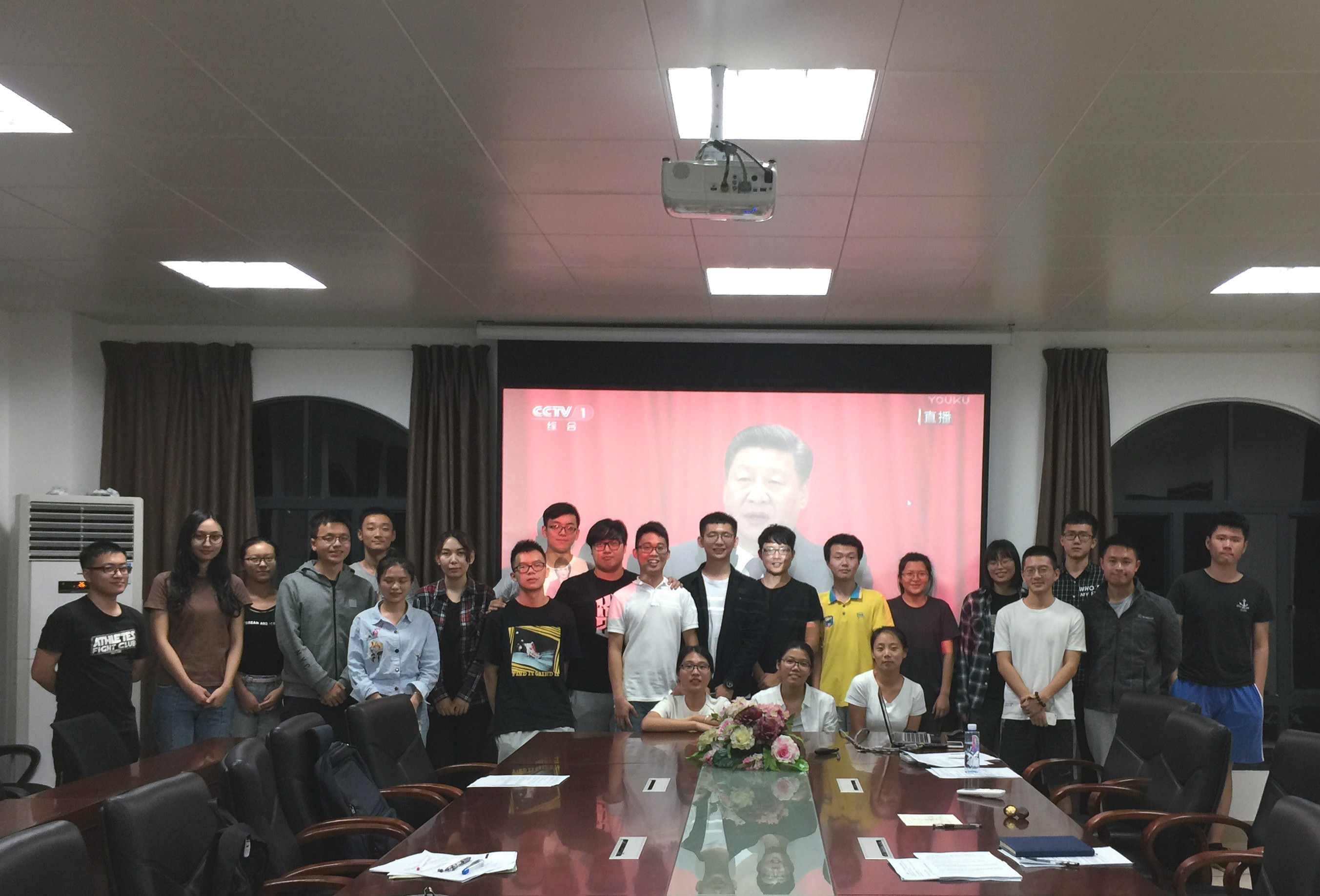 地科院2014级地质班、地信班集中观看并热议十九大开幕式