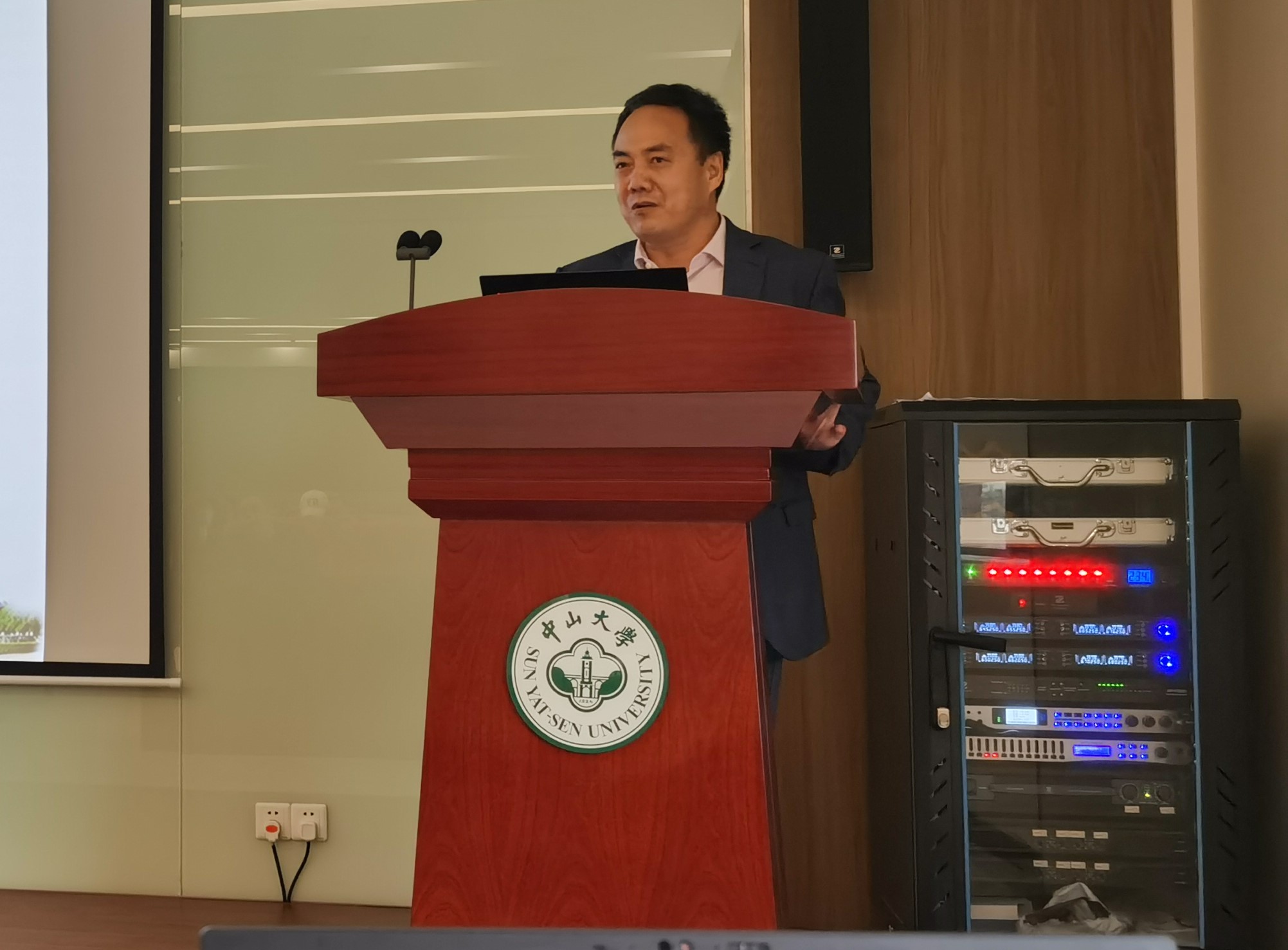 郑文俊副院长作专题报告